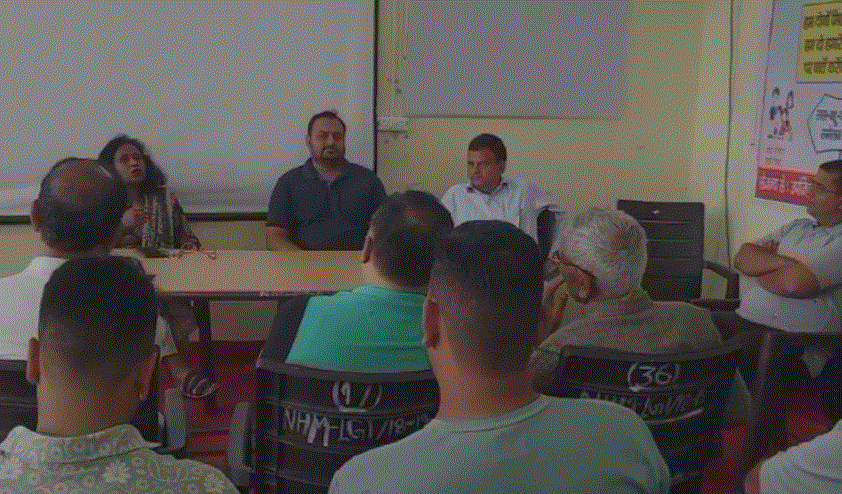 लोहाघाट की स्वास्थ्य व्यवस्था सुधार को लेकर व्यापारियों व स्वास्थ्य विभाग की बैठक/ अल्ट्रासाउंड सेवा हफ्ते में पूरे दिन संचालित करने की उठी मांग