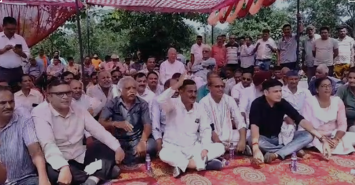 गौला पुल को लेकर कांग्रेसियों का धरना