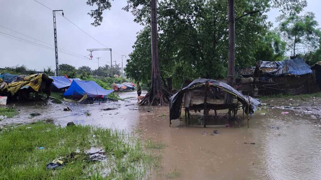 हल्द्वानी : लालकुआं में भारी बारिश से जल भराव, राहत कार्य जारी, SDM और तहसीलदार टीम सहित डटे