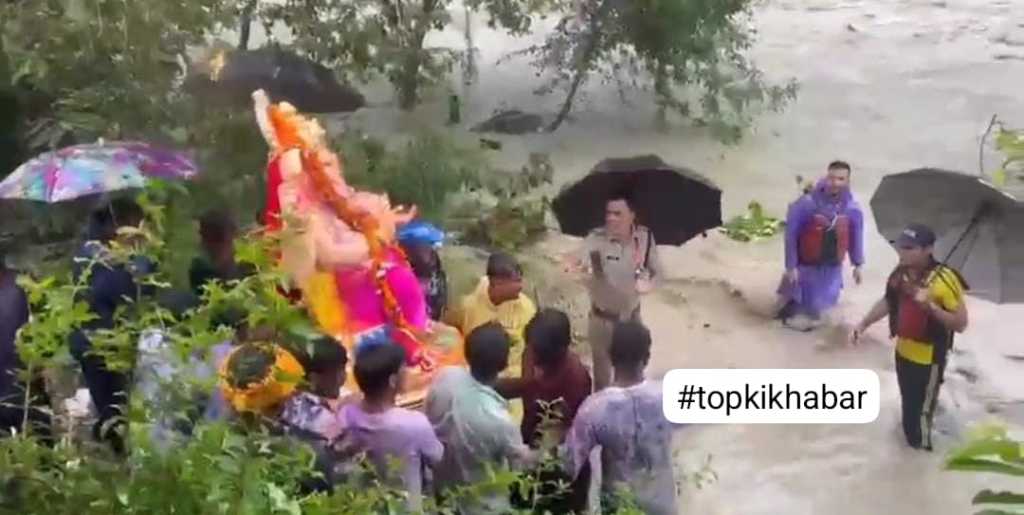 हल्द्वानी- जुमे की नमाज छोड़ गणपति विसर्जन करवाने उतरे फिरोज, गौला के तांडव को दी