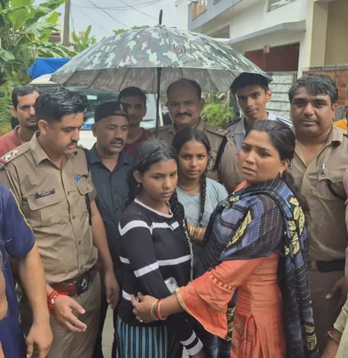 भारी बरसात के बीच बरसाती नाले में बही दो बच्चियां,देवदूत बनी दून पुलिस – सुरक्षित