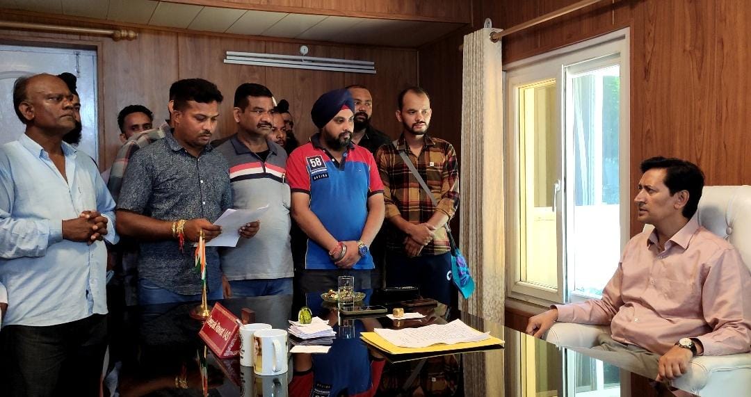 ठेला फड़ वालों की समस्याओं के निराकरण की मांग को लेकर युवा नेता हेमन्त साहू ने कुमाऊं कमिश्नर दीपक रावत मुलाक़ात कर ठोस कार्यवाही की मांग रखी ।