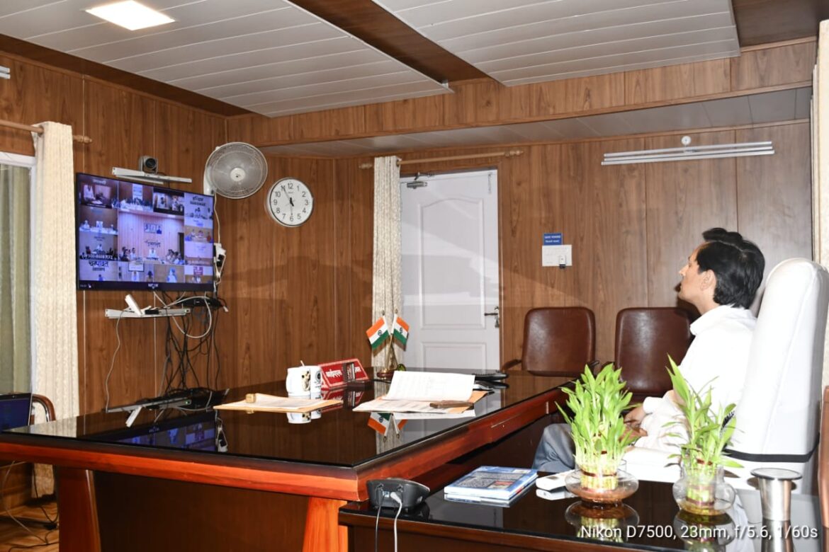 माननीय मुख्यमंत्री  पुष्कर सिंह धामी ने विभिन्न वरिष्ठ अधिकारियों के साथ वीडियो कॉन्फ्रेंसिंग के माध्यम से विस्तृत चर्चा की