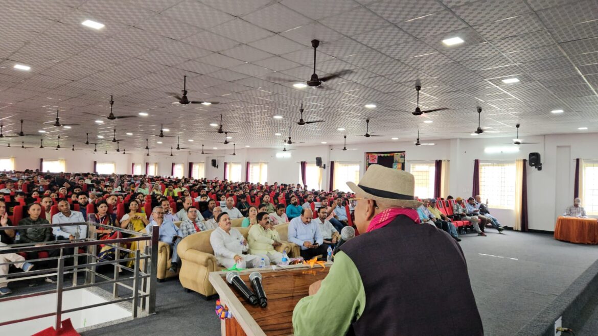 यूनिवर्सल सीनियर सेकेंडरी स्कूल आरटीओ रोड हल्द्वानी  में नवनियुक्त अध्यापक अध्यापिकाओं के नियुक्ति पत्र वितरण का समारोह आयोजित किया गया।