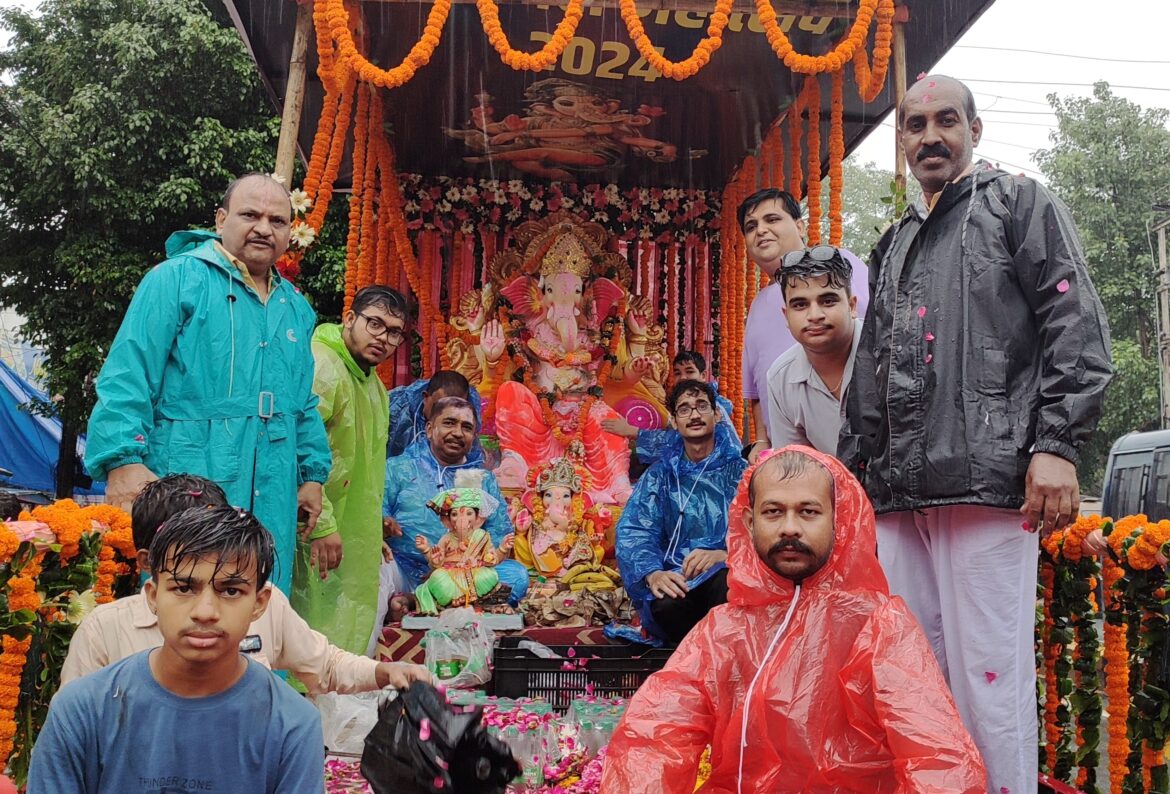 भगवान गणपति जी प्रतिमा का शहर के विभिन्न मार्गो से नाचते गाते हुए रानीबाग में विसर्जन  किया गया।