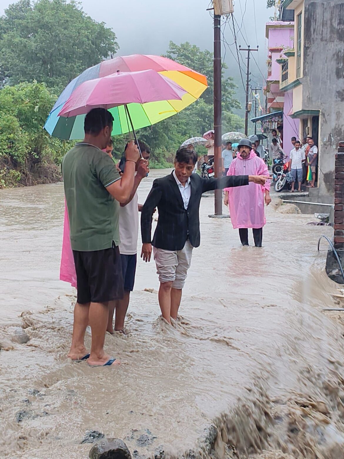 भारी बारिश के कारण नालों व गौला के उफान से कई इलाके जलभराव से प्रभावित हुए।