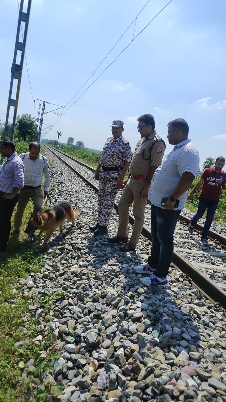 अराजक तत्वों ने ट्रेन को दुर्घटनाग्रस्त करने का किया प्रयास।