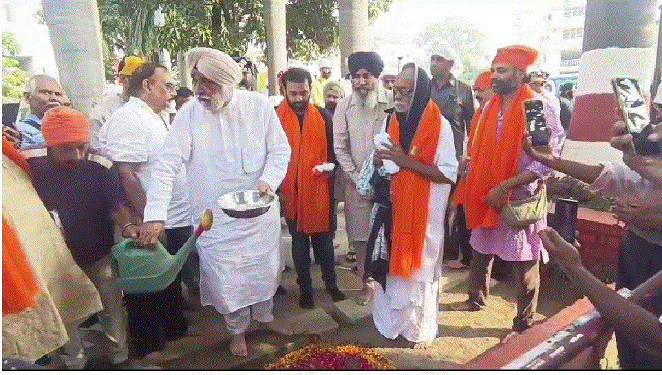 प्रसिद्ध कथा वाचक मोरारी बापू गुरुद्वारा श्री हेमकुंड साहिब पहुंचेदरबार साहिब में माथा टेका और गुरु घर से देश की उन्नति को लेकर की प्रार्थना