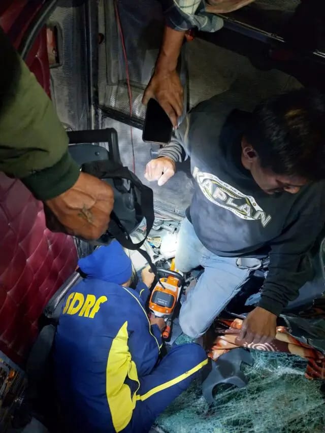 यहां कैंटर दुर्घटना ग्रस्त, केविन काट कर युवक को बाहर निकाला