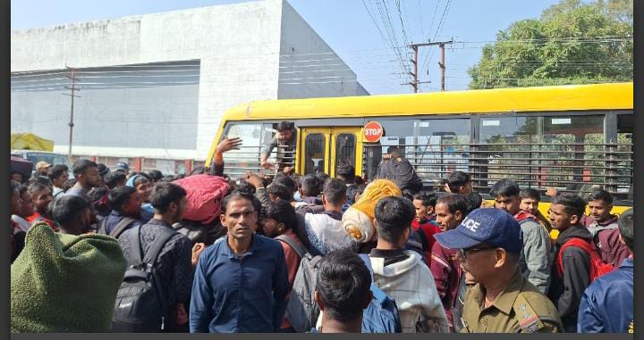 बसों की कमी से हल्द्वानी में उमड़ी युवाओं की भीड़