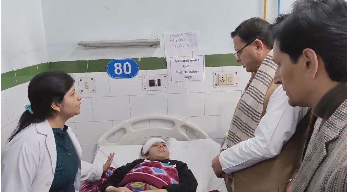 सुशीला तिवारी चिकित्सालय पहुंचे सीएम पुष्कर धामी , भीमताल हादसे में घायलों का हाल जाना