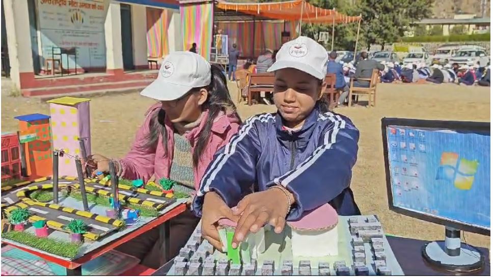 नन्हें वैज्ञानिक प्रदर्शनी एवं प्रोजेक्ट प्रतियोगिता में नन्हे वैज्ञानिको ने दिखाये हुनर