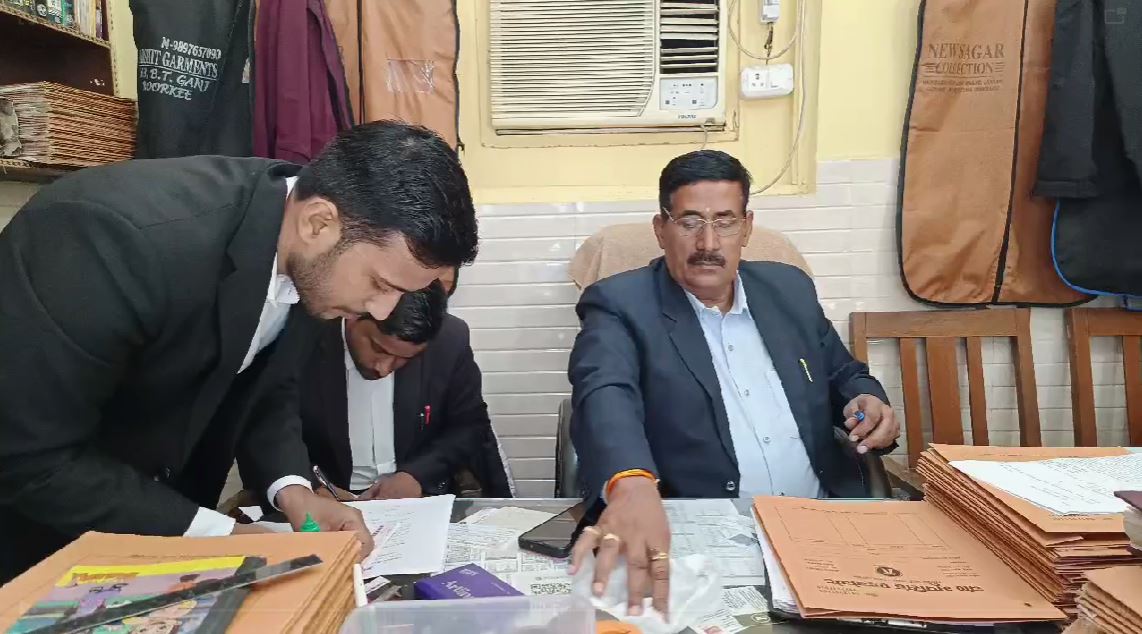 हर्ष फायरिंग में आरोपी के माता-पिता द्वारा पुलिस के विरुद्ध DGP सहित पुलिस प्राधिकरण और मानवाधिकार आयोग को की गई मारपीट और 30 हज़ार रुपए मांगने की शिकायत