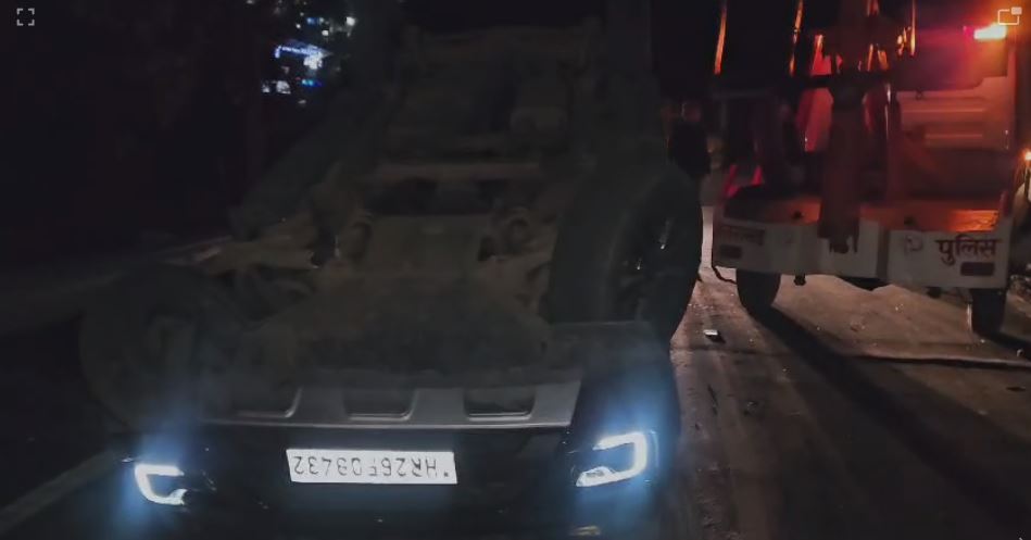 मसूरी कैंपटी रोड पर स्कॉर्पियो कार अनियंत्रित होकर पहाड़ी से टकरा कर सड़क पर पलटी, दो घायल