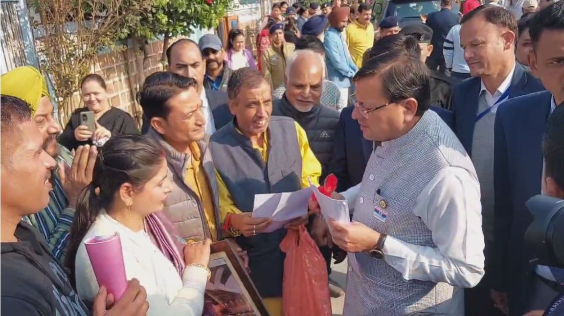 मुख्यमंत्री पुष्कर सिंह धामी ने पैतृक आवास पर जनप्रतिनिधियों से भेट वार्ता कर सुनी जन समस्याएं