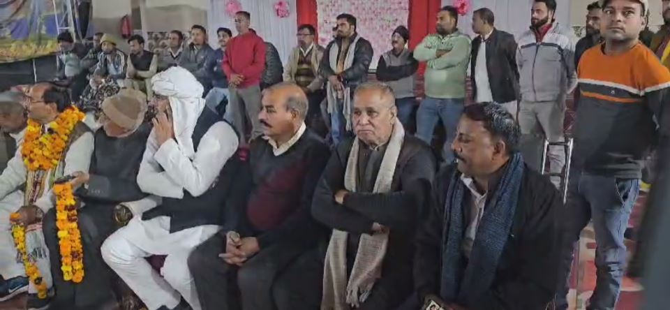 चुनाव प्रभारी और जिलाध्यक्ष ने की कार्यकर्ताऔ से राय सुमारी।