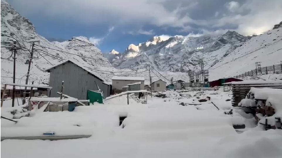 उत्तराखंड के पहाड़ों में हो रही बर्फबारी के बाद मैदानी जिलों में भी सर्दी ने  पकड़ा जोर