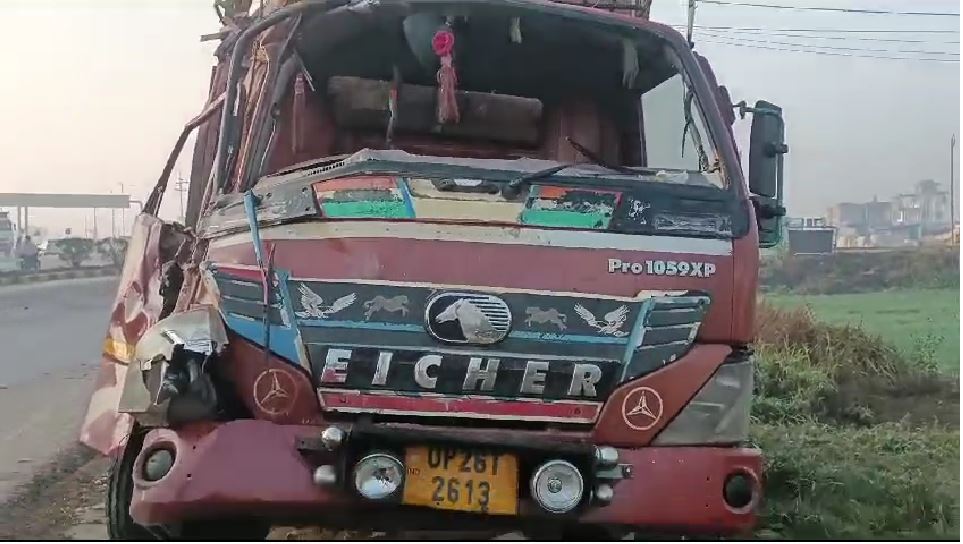 सितारगंज एच एस हॉस्पिटल के सामने अनियंत्रण होकर पलटी एक सब्जी से भरी गाड़ी