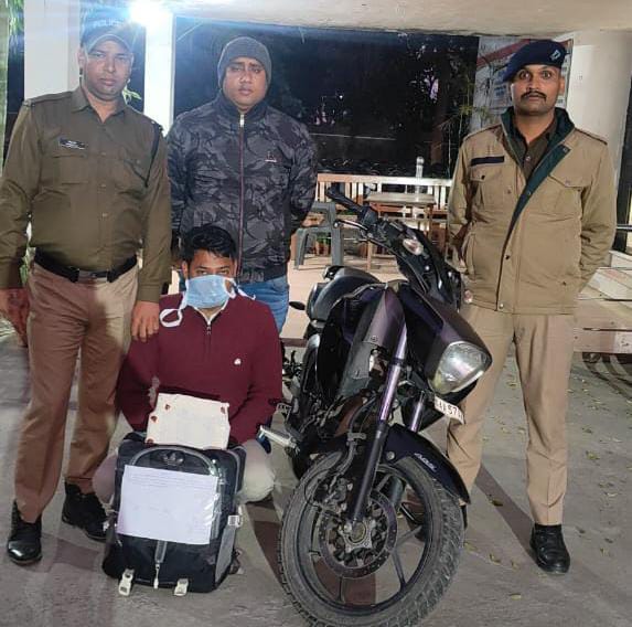 चोरगलिया पुलिस ने शराब की तस्करी कर रहे 01 व्यक्ति को किया गिरफ्तार