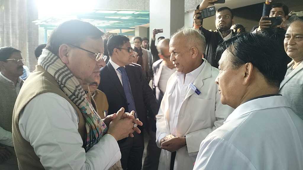 सीएम पुष्कर धामी ने भीमताल सड़क हादसे के घायलों का जाना हाल