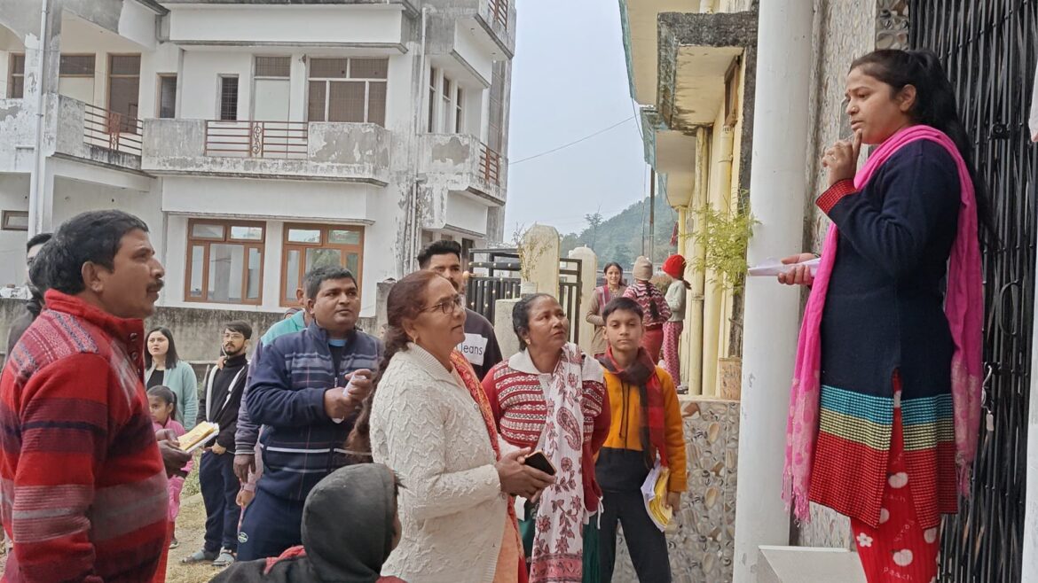 वार्ड न 37 की पार्षद पद की प्रत्याशी श्रीमती विद्या देवी जी का निकाय चुनाव को लेकर लगातार जनसम्पर्क