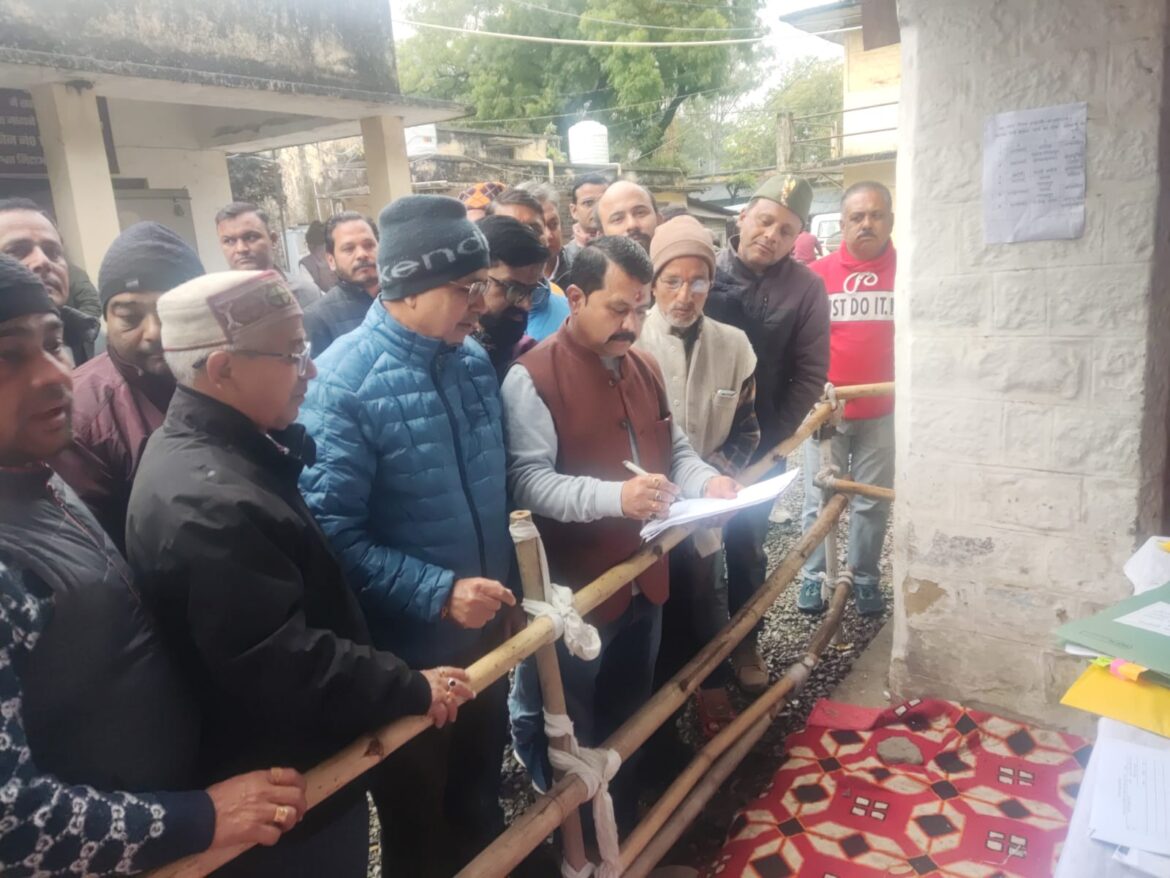 वार्ड नंबर 9 के प्रत्याशी राजेंद्र जीना ने आज भरा अपना नामांकन