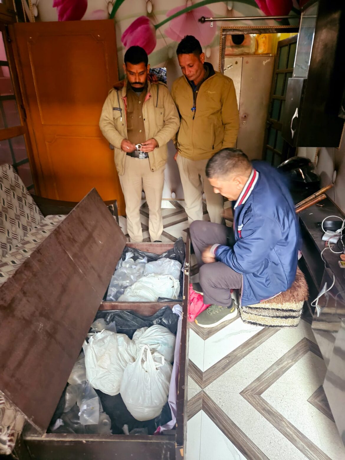 बच्चे मन के सच्चे वाली कहावत हुई सिद्ध। मां को किया आबकारी टीम के हवाले।