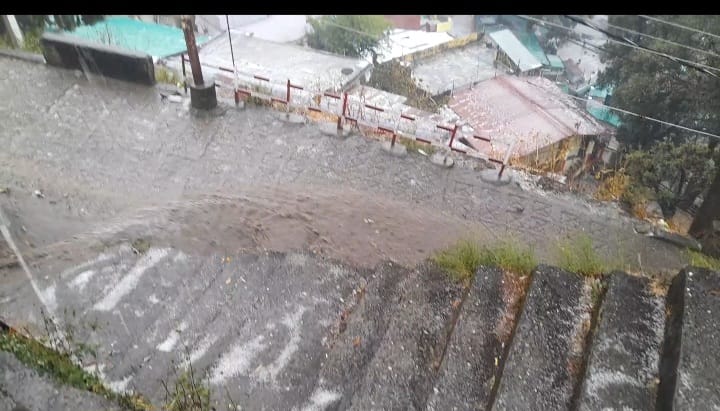 तेज हवाओं के साथ लगातार मूसलाधार बारिश व ओलावृष्टि से जन जीवन अस्त व्यस्त।