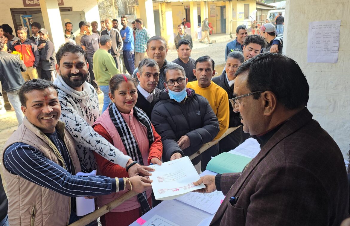 सामाजिक कार्यकर्ता प्रीति आर्या ने समर्थकों के साथ राजेन्द्र नगर वार्ड 12 से पार्षद पद हेतु नामांकन दाखिल किया।