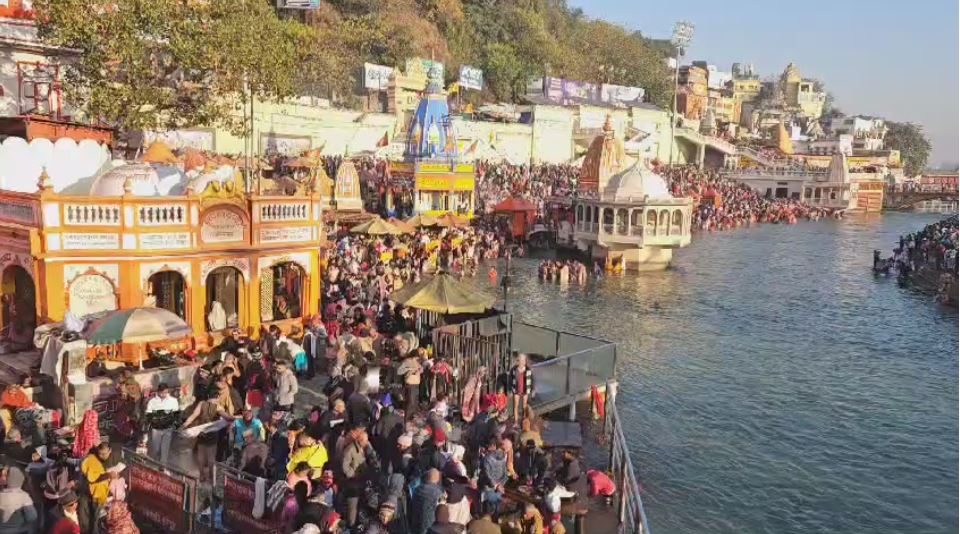 हरिद्वार में मकर संक्रांति पर गंगा स्नान, श्रद्धालुओं का सैलाब उमड़ा