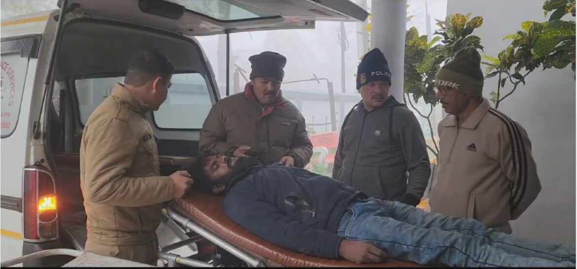 सितारगंज के ग्राम पंडरी के पास सडक किनारे खड़े ट्रक में रस्सी से बंधा लटका मिला एक व्यक्ति का शव।