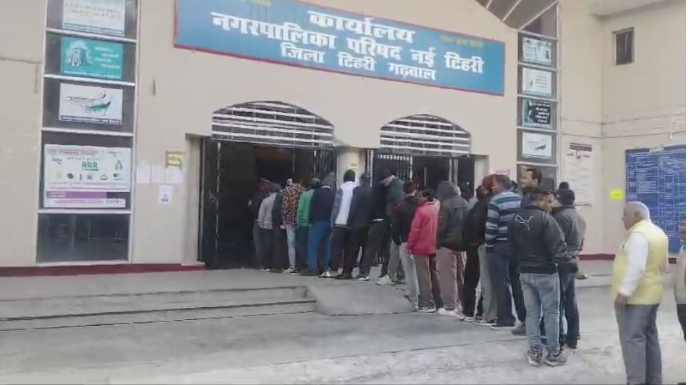 जिला टिहरी गढ़वाल में निकाय चुनाव मतदाता पोलिंग बूथों पर लाईन पर खड़े अपनी बारी का इन्तज़ार करते हुए