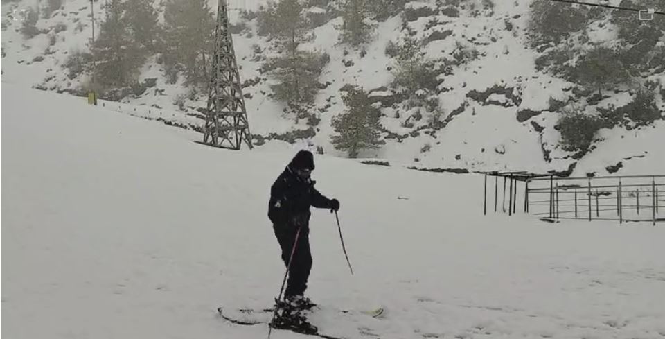 बर्फबारी के बाद मौसम हुआ सुहावना, पर्यटकों ने चेयर लिफ्ट से लिया वादियों का आनंद