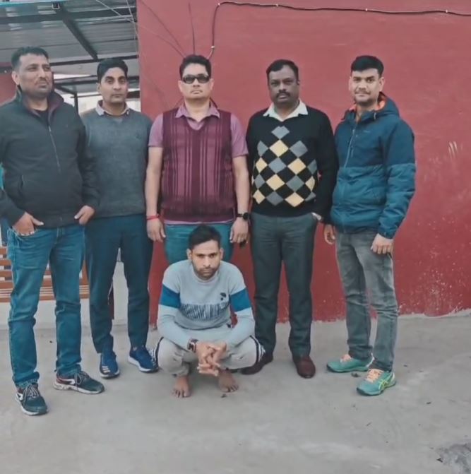 चेन स्नेचिंग के बाद से फरार चल रहे लुटेरे को एसटीएफ की टीम ने दिल्ली से किया गिरफ्तार।