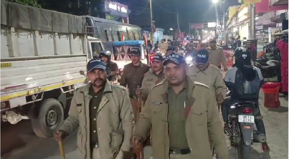 ऋषिकेश कोतवाली पुलिस ने निकाला शहर में फ्लैग मार्च
