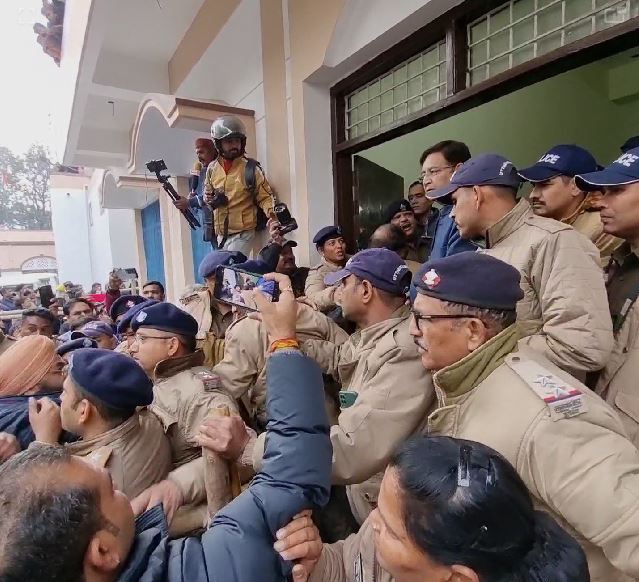 नामांकन निरस्त होने पर हंगामा