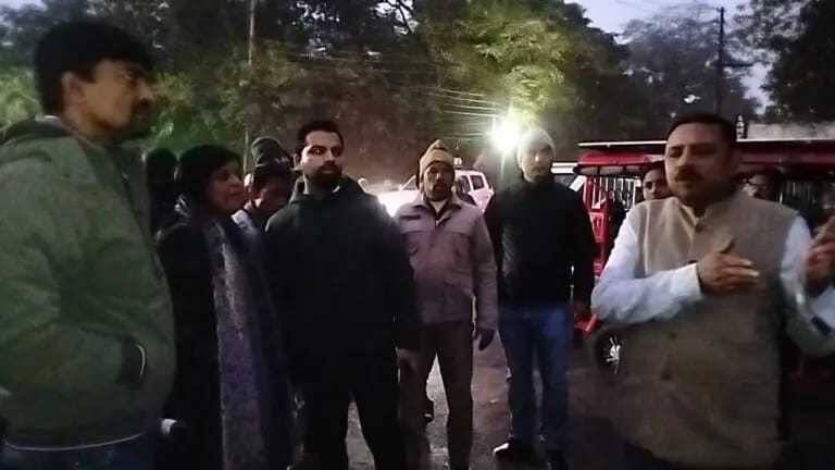 नगर आयुक्त ऋचा की बड़ी कार्रवाई, सरकारी जमीन पर बनी अवैध दुकान पर चलाई JCB, गंदगी पर काटे चालान