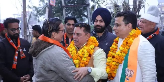 भाजपा प्रत्याशी दीपक बाली के चुनाव प्रचार ने पकड़ा जोर, आवास विकास क्षेत्र में किया जनसंपर्क