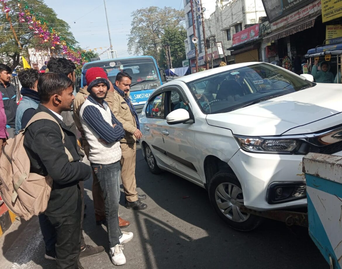 शराब पीकर रोड पर चला रहे थे गाड़ी लगाया जाम पुलिस ने की कार्रवाई!