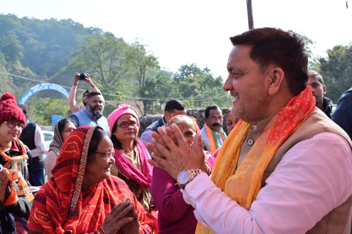 भाजपा मेयर प्रत्याशी गजराज सिंह बिष्ट ने की ऊर्जा युवा मोर्चा के साथ भाजपा कुमाऊं कार्यालय में की बैठक