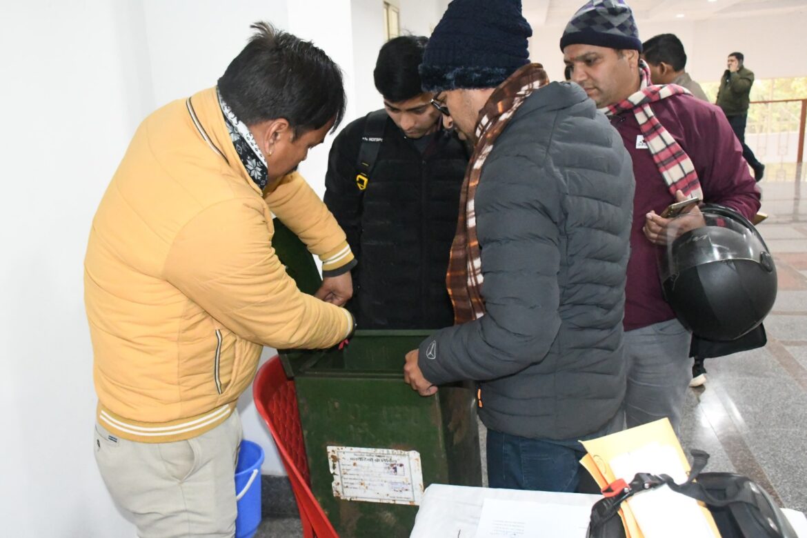 मेडिकल कॉलेज सभागार में बुधवार को 573 पोलिंग अधिकारियों को प्रथम एवं द्वितीय पॉली मे मास्टर ट्रेनरों द्वारा दिया प्रशिक्षण