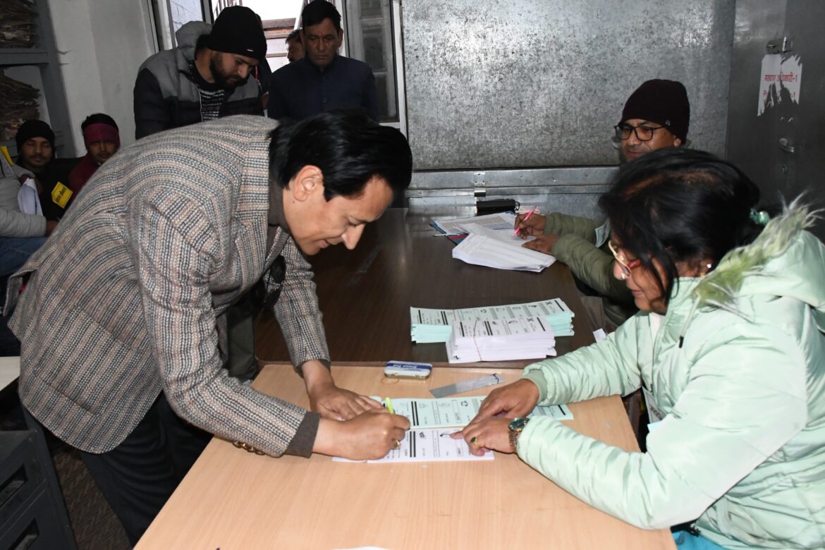 कमिश्नर दीपक रावत ने किया अपने मत का प्रयोग