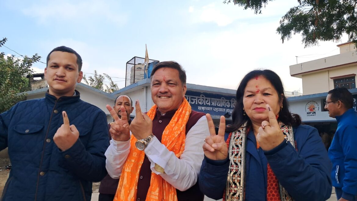 बीजेपी प्रत्याशी गजराज ने परिवार संग डाला वोट.. कहीं यह बात!