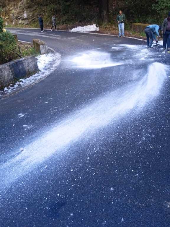  कमिश्नर दीपक रावत के निर्देश के बाद कुमाऊं की 60 सड़कों पर लोनिवि ने किया चूना और नमक का छिड़काव