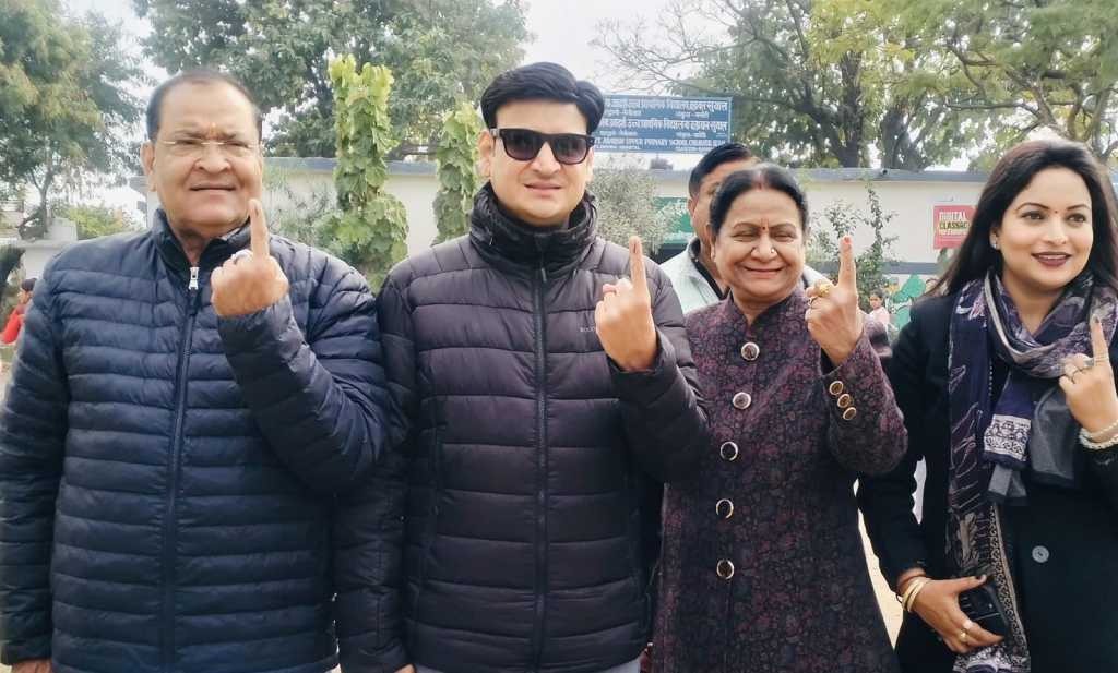 अपने परिवार के साथ नेता प्रतिपक्ष यशपाल आर्य ने किया मतदान