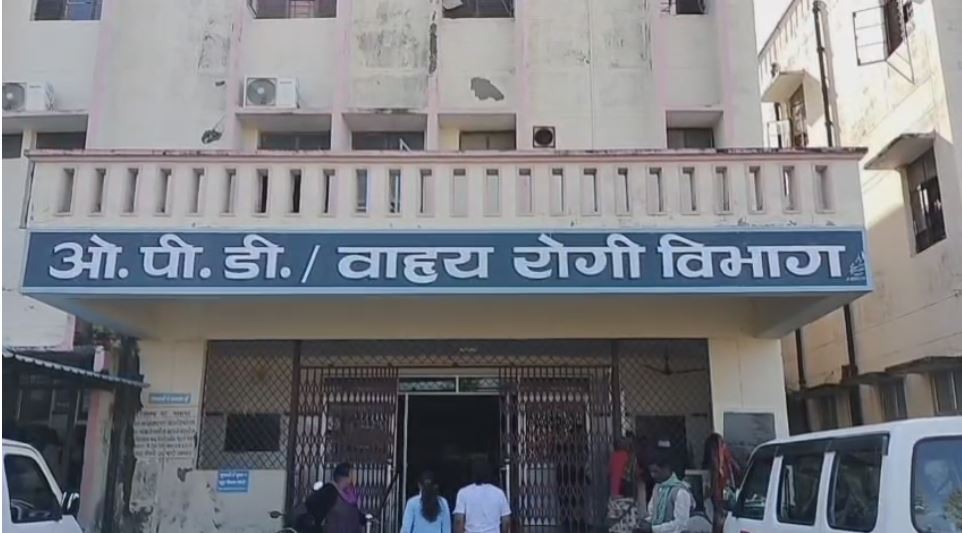 जिला अधिकारी ने किया नागरिक चिकित्सालय का निरीक्षण