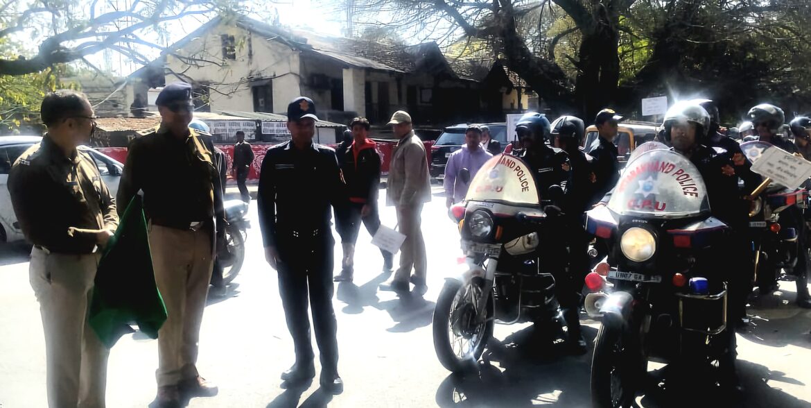 एसपी क्राइम/ट्रैफिक यातायात जागरूकता रैली को हल्द्वानी में हरी झंडी दिखाकर किया रवाना, सड़क सुरक्षा माह में जनता को दिया विशेष संदेश— यातायात नियमों को पालन करने का लें संकल्प