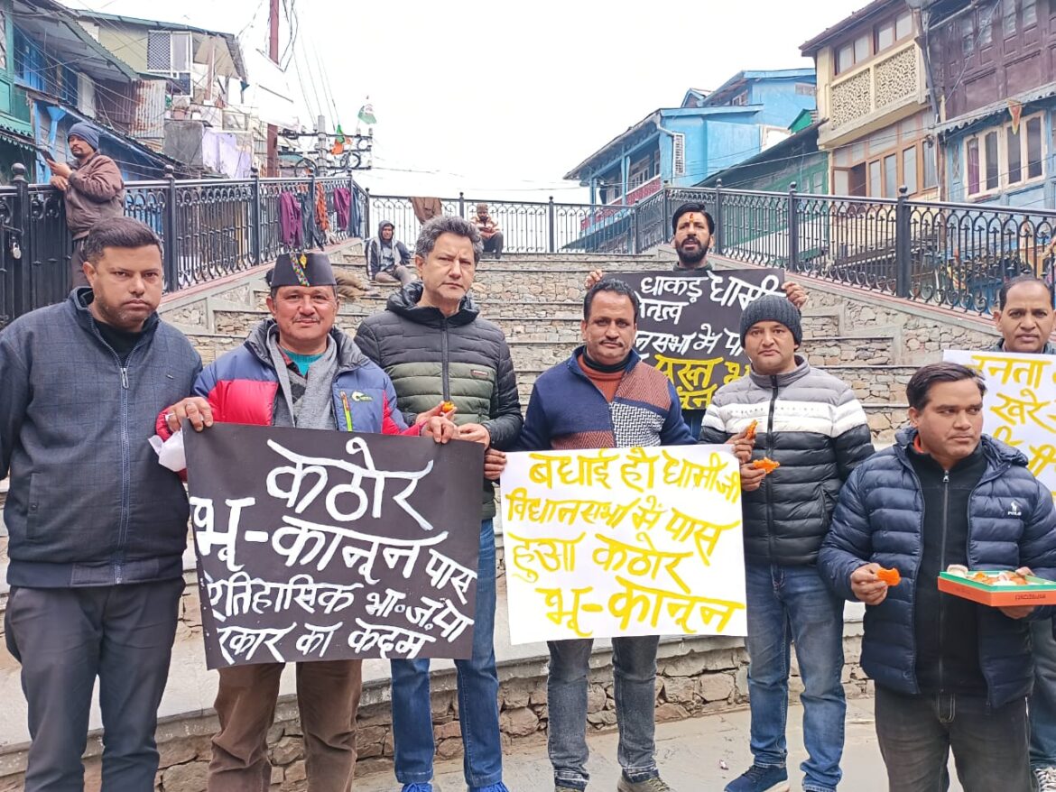 भाजपा कार्यकर्ताओं ने मुख्यमंत्री द्वारा किये गए भूमि प्रबंधन को बेहतर बनाये जाने के खुशी पर आतिशबाजी कर मिष्ठान वितरण किया।