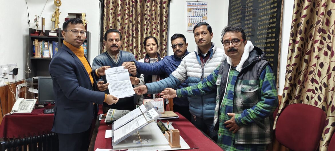 रानीखेत में कांग्रेस ने किया विद्युत स्मार्ट मीटर लगाने का विरोध, संयुक्त मजिस्ट्रेट के माध्यम से राज्यपाल को भेजा ज्ञापन