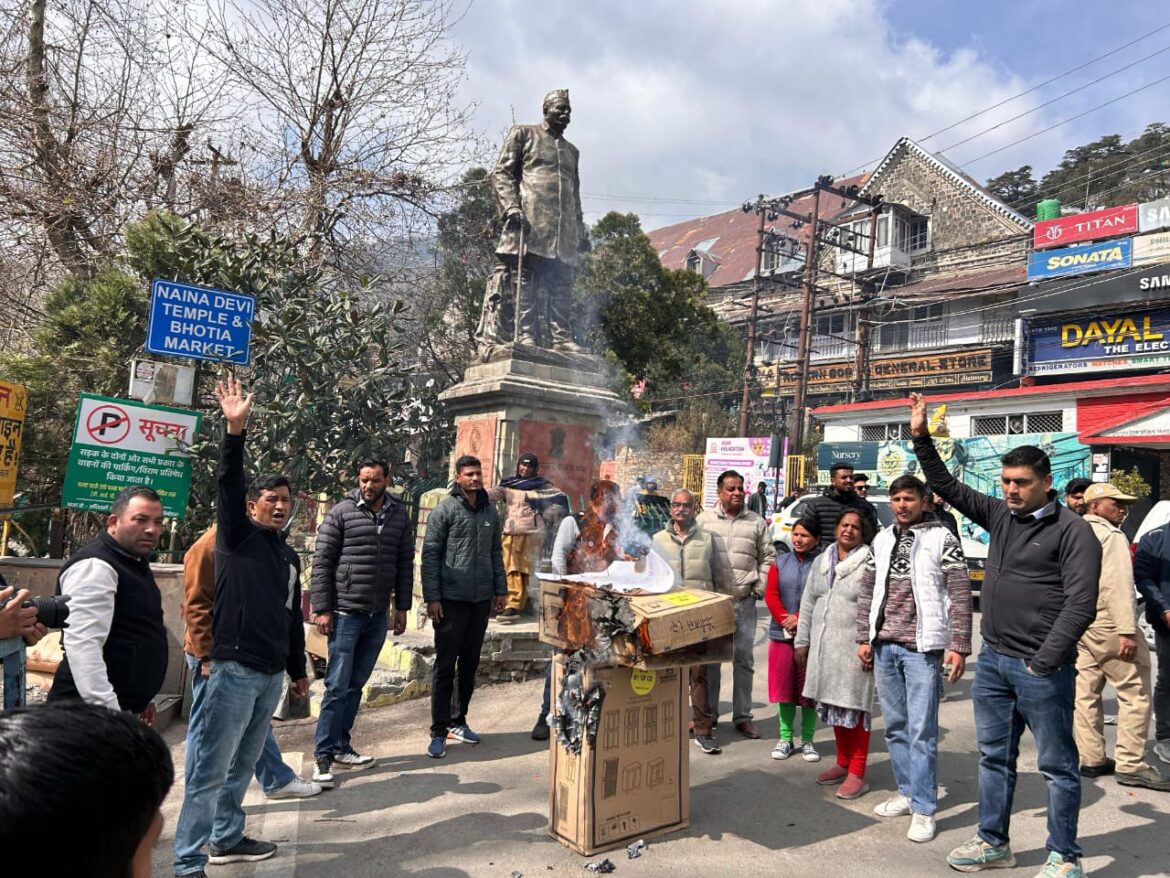 संसदीय कार्य मंत्री प्रेम अग्रवाल द्वारा अपशब्द टिप्पणी करने पर कांग्रेस ने फूका पुतला।
